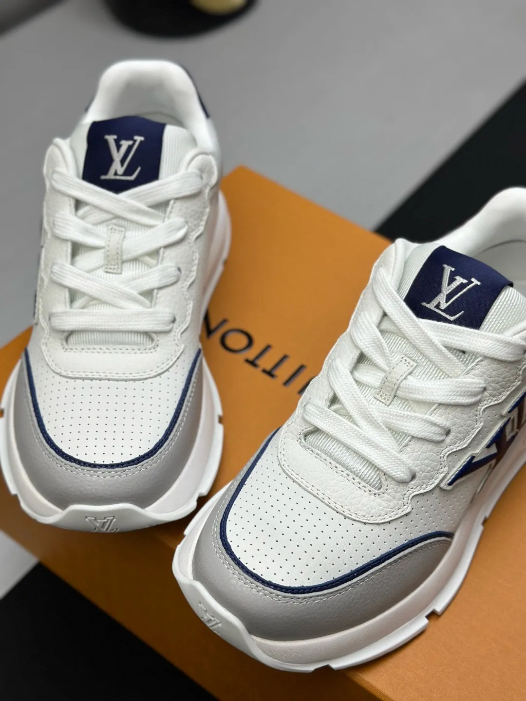 Factory price: 640💰Top version LV-Louis Vuitton-classic catwalk new style original 1:1 developed replica! ! The upper foot is very comfortable. It is made of luxurious materials and fine workmanship. The midsole is printed with English letters "Made in Europe". The upper is made of calfskin imported from Italy. The side is decorated with the brand's LOGO and signature. The latest latex foot pads and mesh lining make the foot feel super comfortable. The original two-color TPU combination outsole is specially provided by the original factory. Bag technology Goodyear stitched edges Fabric: Exclusive custom first-layer cowhide Accessories: Exclusive private model Vuitton logo, lining: Customized silk mesh lining - first-layer silk cowhide lining Outsole: TPU combination outsole wear-resistant, non-slip and anti-yellowing Foot pads: new latex pads-mesh sweat-absorbent Counter technology: fully computerized sewing machine wire drawing Toe box back cover Hot and cold shaping Full set of pull-top last with medium and low logo pattern Counter packaging - Shoelaces, certificates, cards, instructions, certificates, dust bags, the most complete packaging on the Internet, men's size: 38-46 (38/46 customized, non-refundable!)